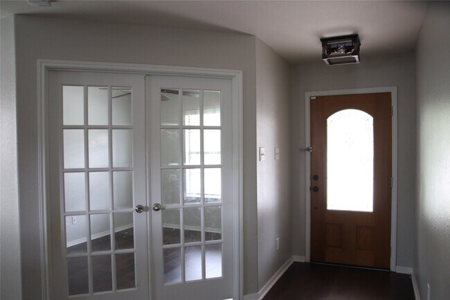 Foto del edificio - 2710 Sandberry Dr
