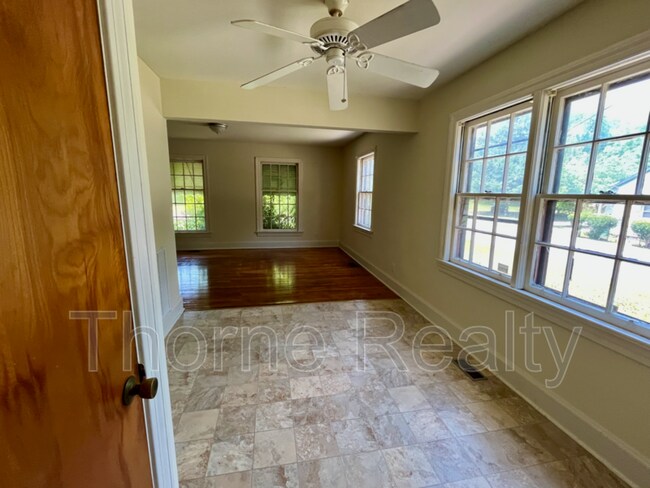 Foto del edificio - 325 N Howell St