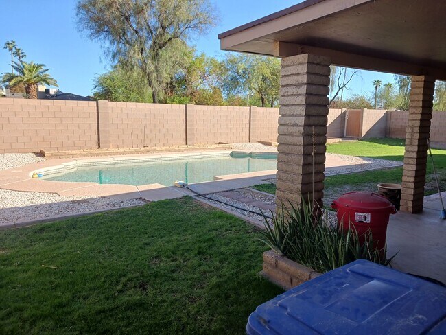 Building Photo - 1906 E Sesame St