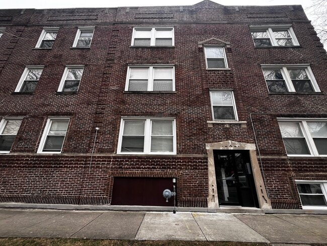 Building Photo - 3353 W Sunnyside Ave
