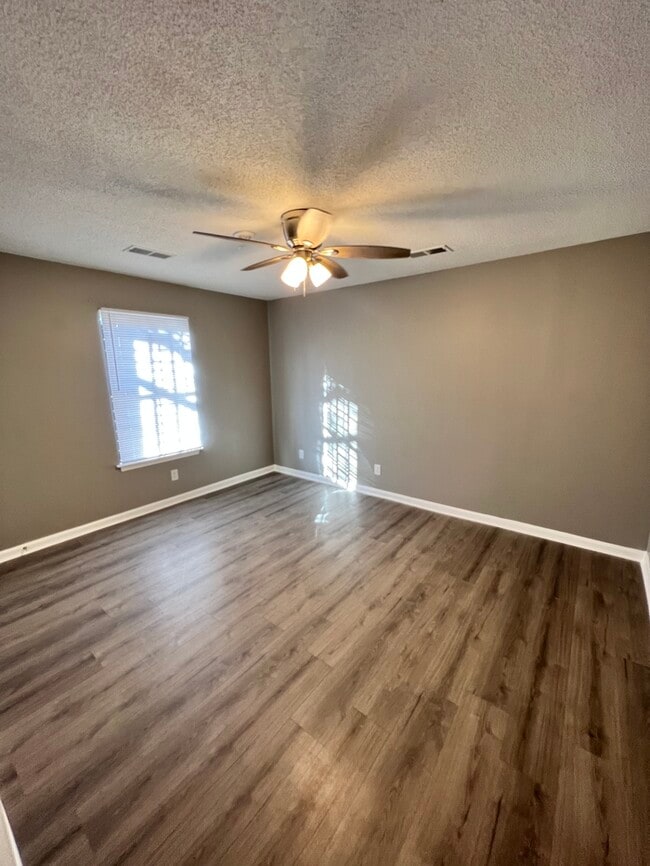 Foto del edificio - Huge 4 Bedroom Home For Rent