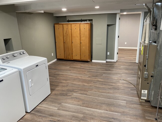 SPACIOUS LAUNDRY - 2909 Sussex Ln