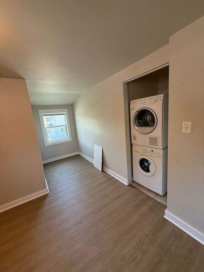 Foto del edificio - 1 Bed 1 Bath Upper Unit on the East Hill E...
