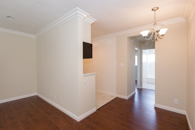 Building Photo - 14024 Oxnard St
