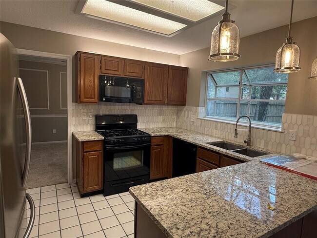 Foto del edificio - 3810 Babbling Creek Dr
