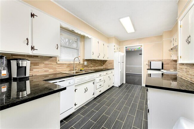 Foto del edificio - 5647 Antioch Rd