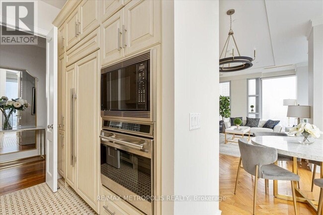 Building Photo - 183 Wellington St W