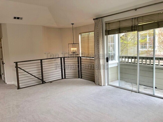 Foto del edificio - Beautiful 3 Bd/2 Ba, 1392 sf updated two-s...