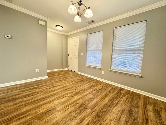 Building Photo - 2 Bedroom, 2.5 Bath Townhouse - Two Bedroom Suites