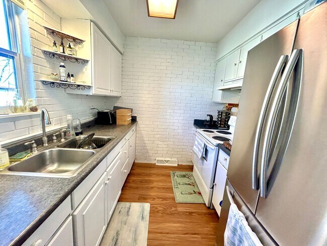 Building Photo - Beautiful two-story townhome in Denver! Low Maintenance!