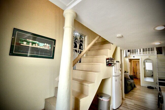 Escalera - 1039 Henriette Delille St