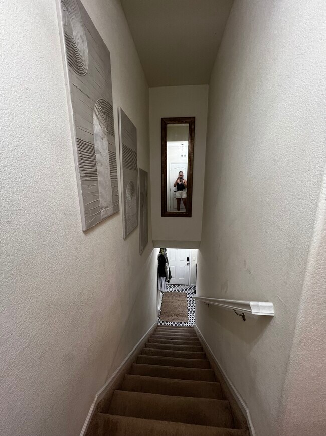 La escalera desde la puerta de entrada y la puerta del garaje. - 4789 E 98th Pl