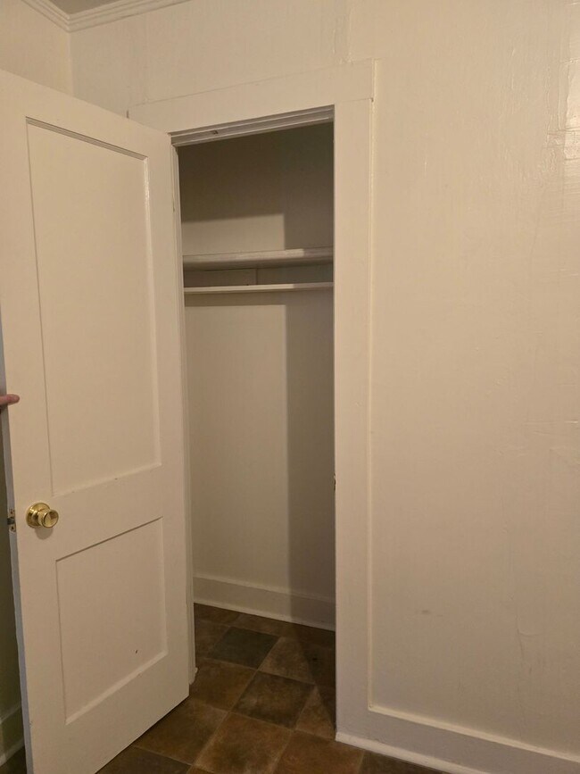 Building Photo - Cute 2 Bedroom