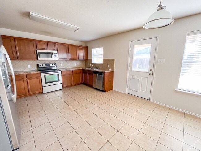 Building Photo - Spacious Home in Yowell Ranch