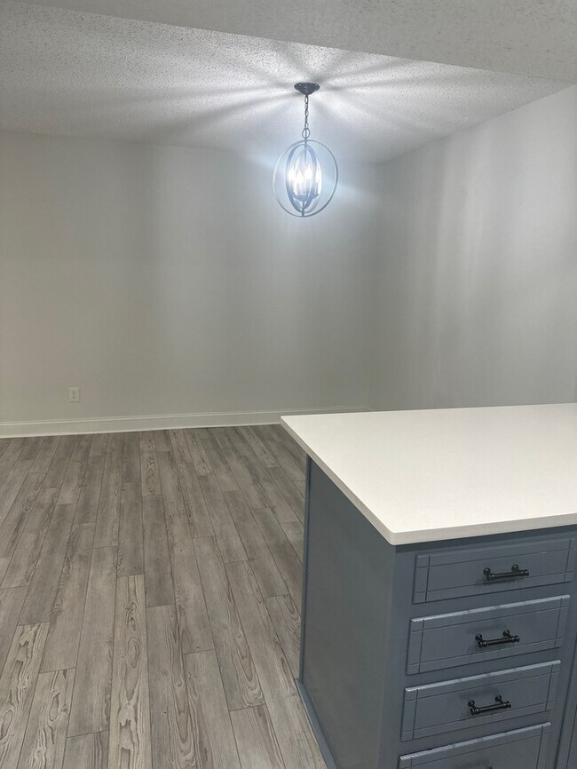 Foto del edificio - Beautifully Remodeled 4Bed/2.5Bath Townhome