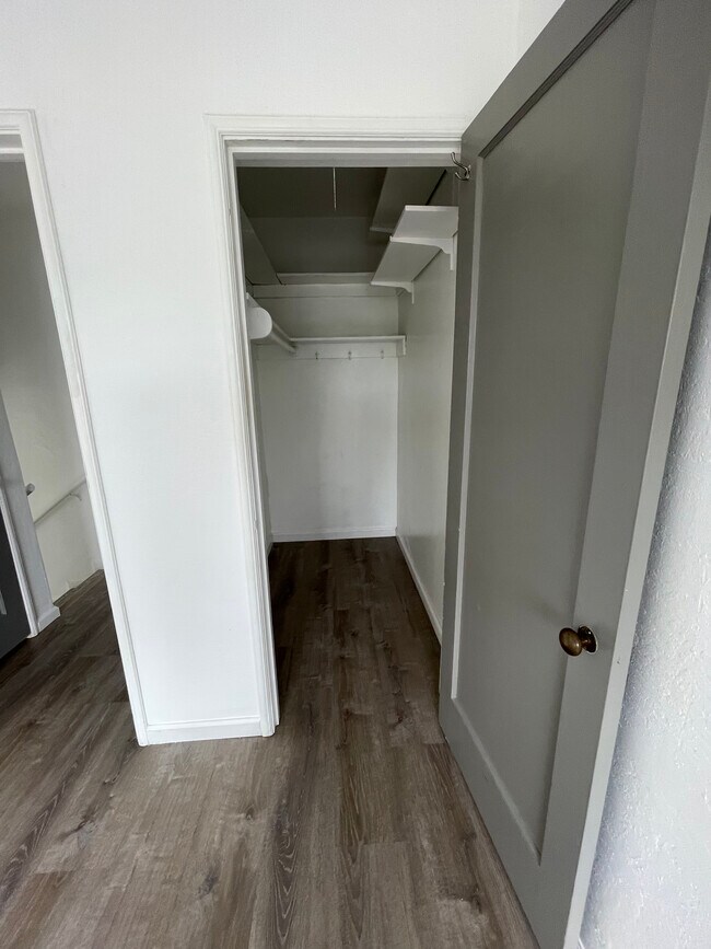 Vestidor - 1115 Dwight Way