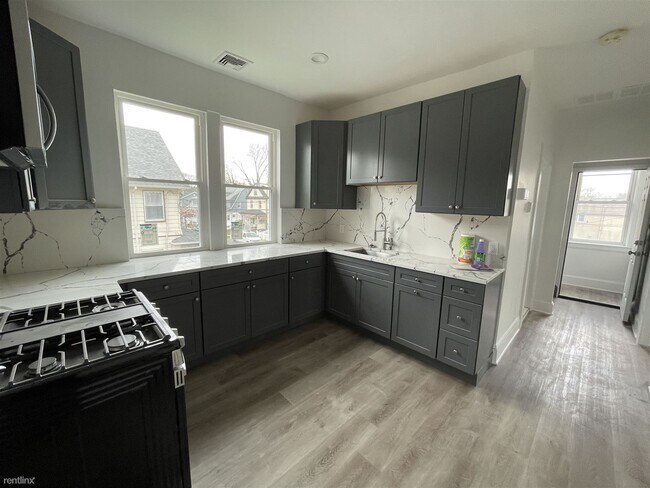 Foto del edificio - 3 br, 1 bath 4plex - 1126 Drake Avenue 2F