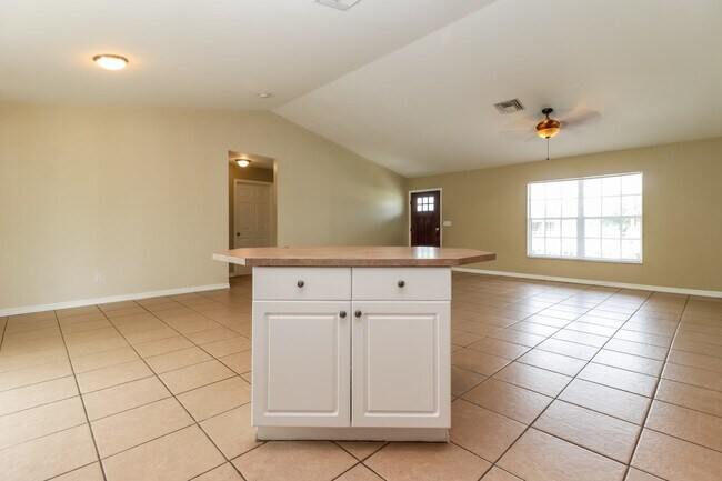 Building Photo - 3322 Oasis Blvd