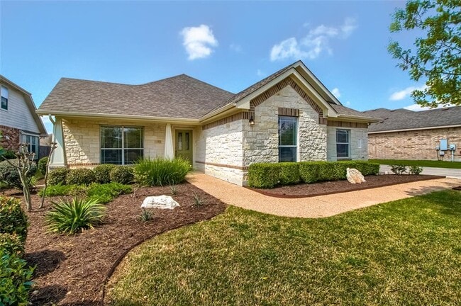 Building Photo - 18720 Royal Pointe Dr