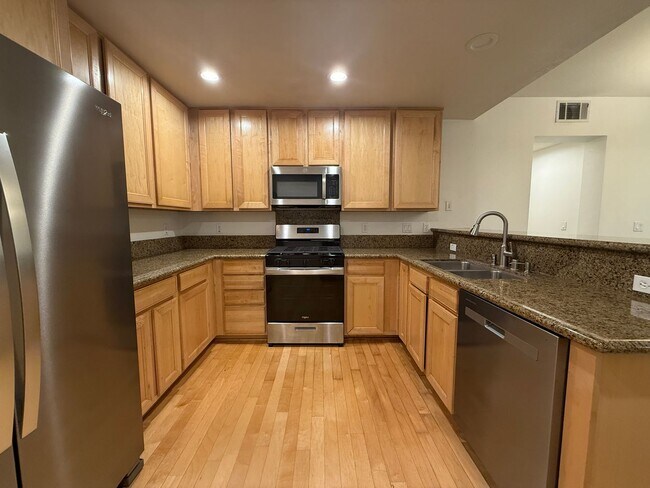 Foto del edificio - Beautiful Upscale and Modern 2 Bedroom 2 B...