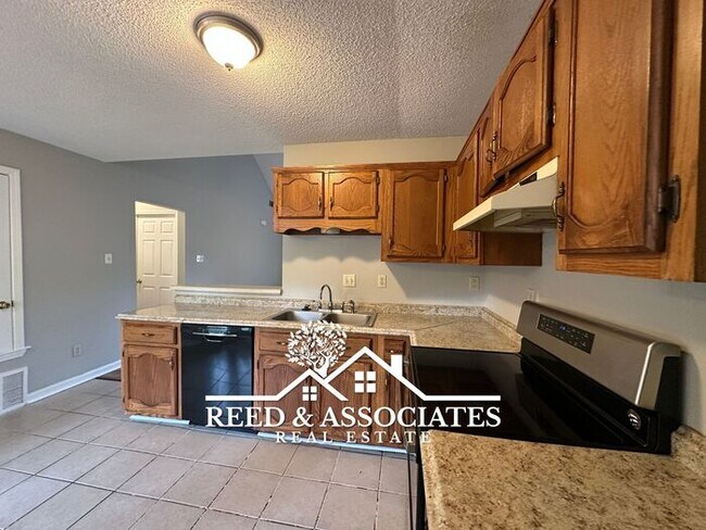 Foto del edificio - Charming Home Located on Large Corner Lot!