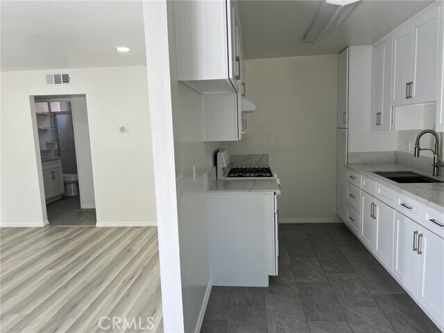 Foto del edificio - 7039 Remmet Ave