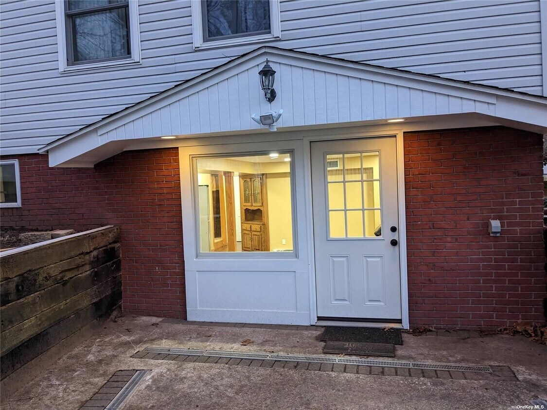 27 Blydenburgh Rd, Centereach, NY 11720 Room for Rent in Centereach