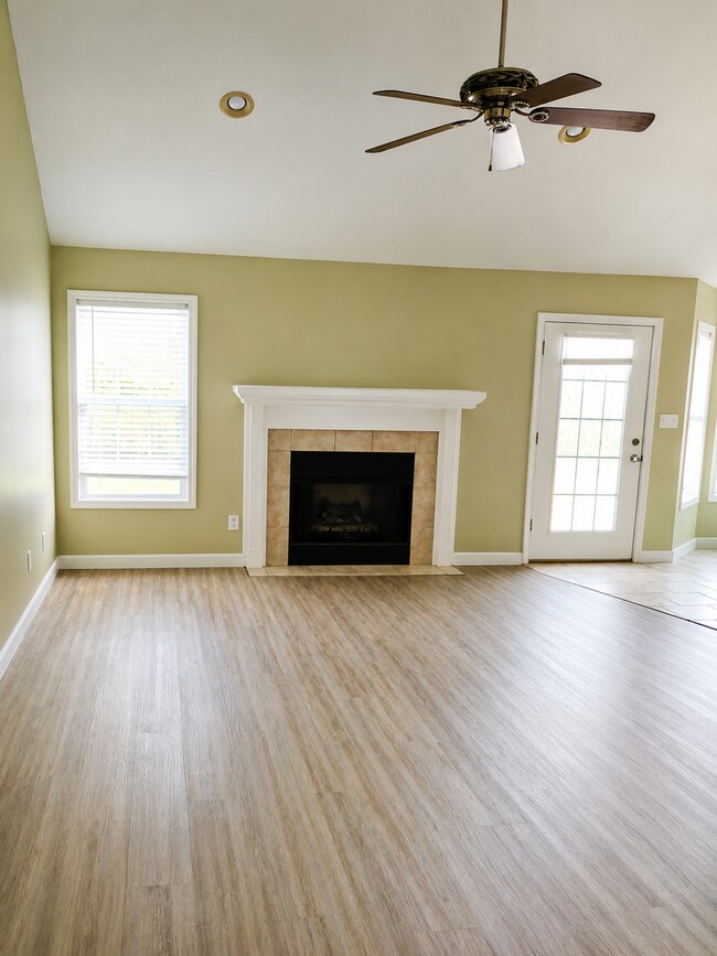 Foto del edificio - 3bed/2bath Home with fenced yard!  New paint and Flooring
