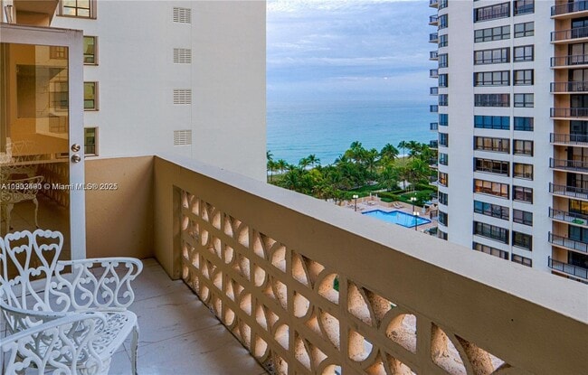 Foto del edificio - 10185 Collins Ave