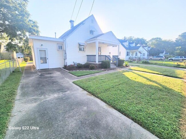 Building Photo - 3536 Bapaume Ave