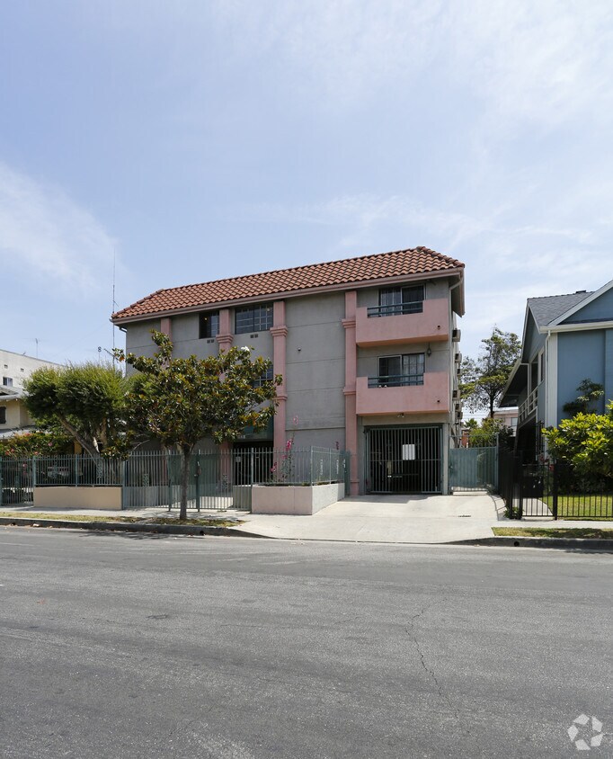 Building Photo - 820 S St Andrews Pl