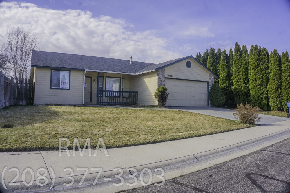 Primary Photo - 3 Bedroom Home off Five Mile & Fairview