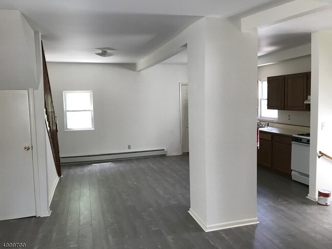 Building Photo - 398 E 35th St