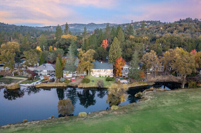 Foto del edificio - 18255 Jayhawk Dr