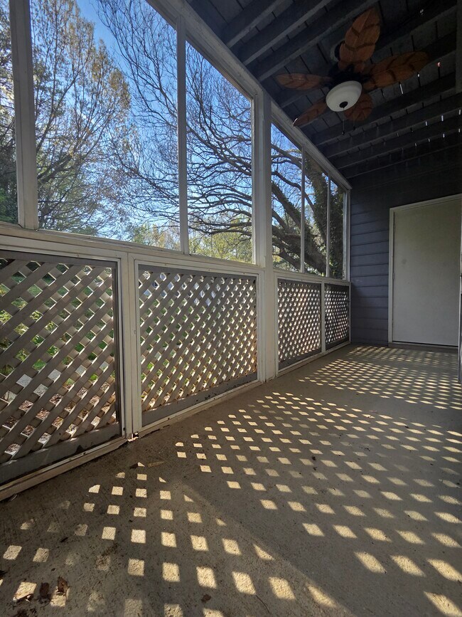 Foto del edificio - 6043 Green Forest Dr