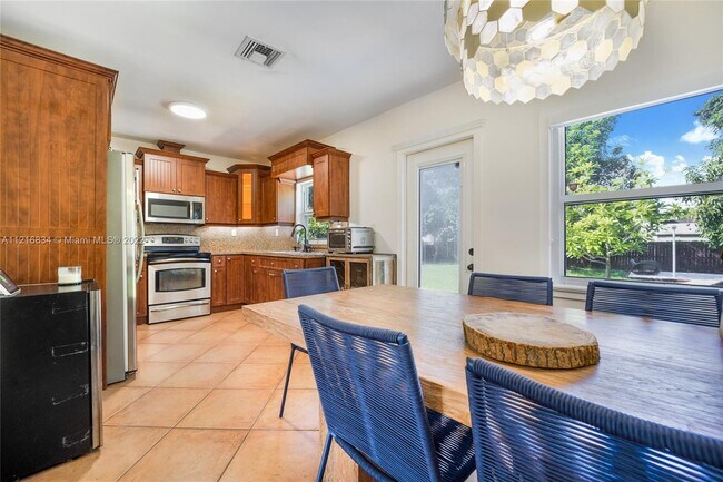 Building Photo - 290 S Biscayne River Dr