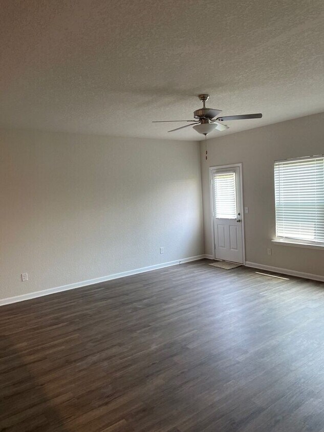 Foto del edificio - NEW CONSTRUCTION NOW AVAILABLE! - 824 Athe...