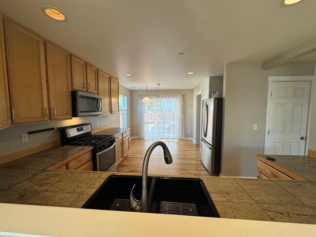 Foto del edificio - DuPont 4-bedroom, 2.5-bath home with A/C