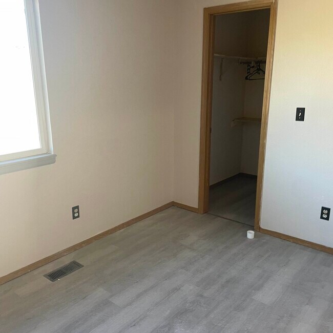 Dormitorio con vestidor - 2309 Split Rock Dr