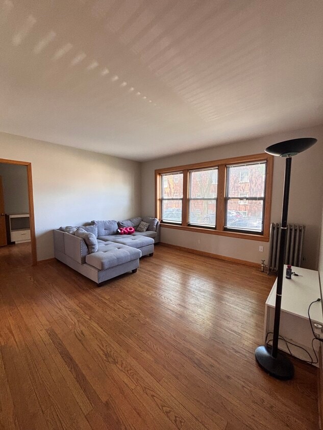 living room - 2421 W Hollywood Ave