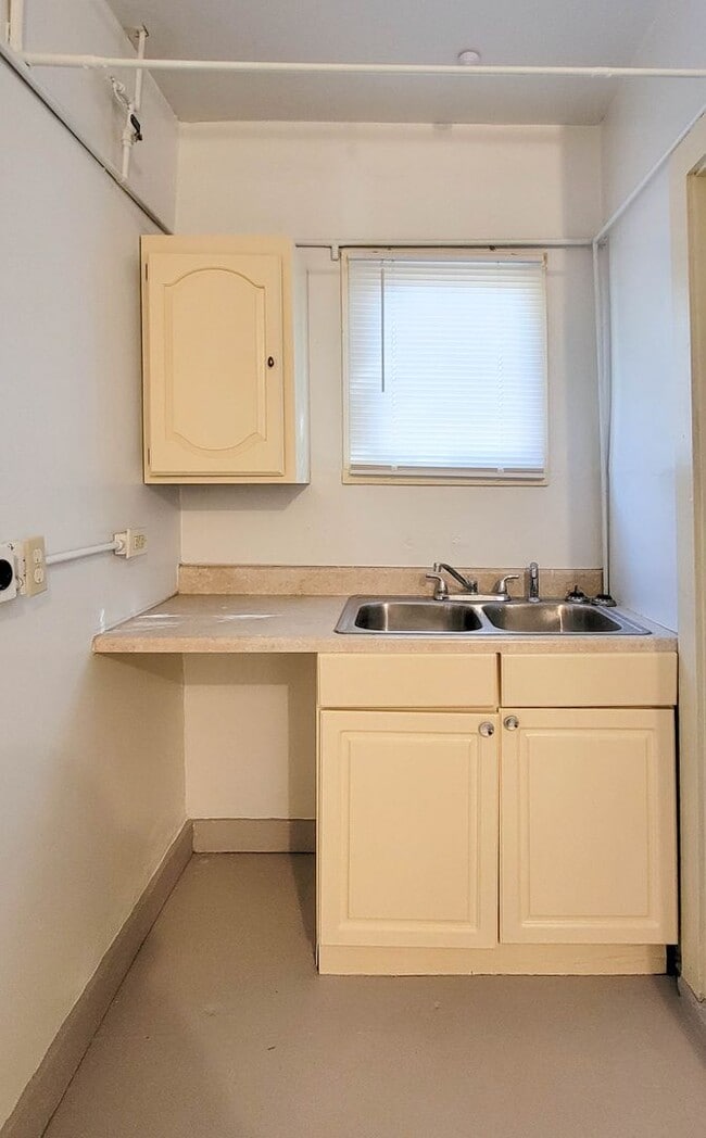 Building Photo - 704 Wellesley Rd