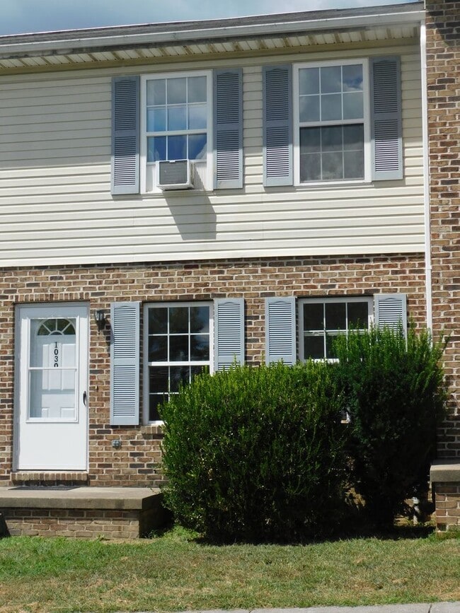 Building Photo - 1030 Bridle Ct