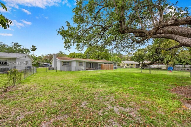 Building Photo - Southwest 81st Road, Miami, FL 33156 - 3 BR 2 BA single-family home