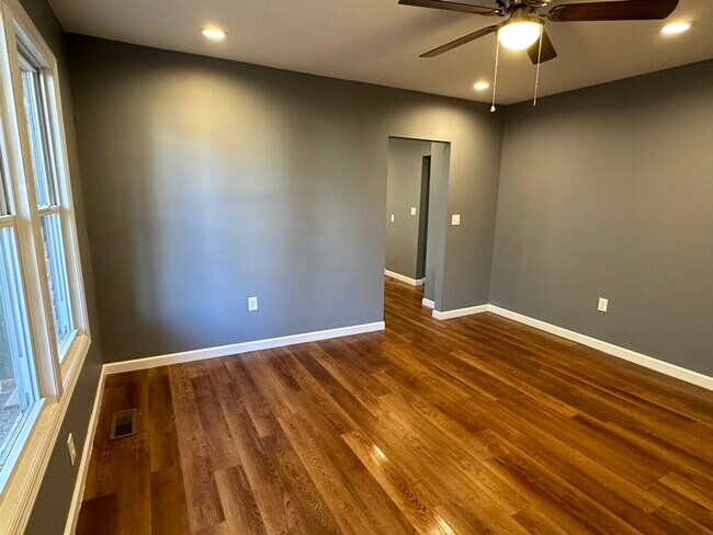 Sala de estar - 2455 E Main St