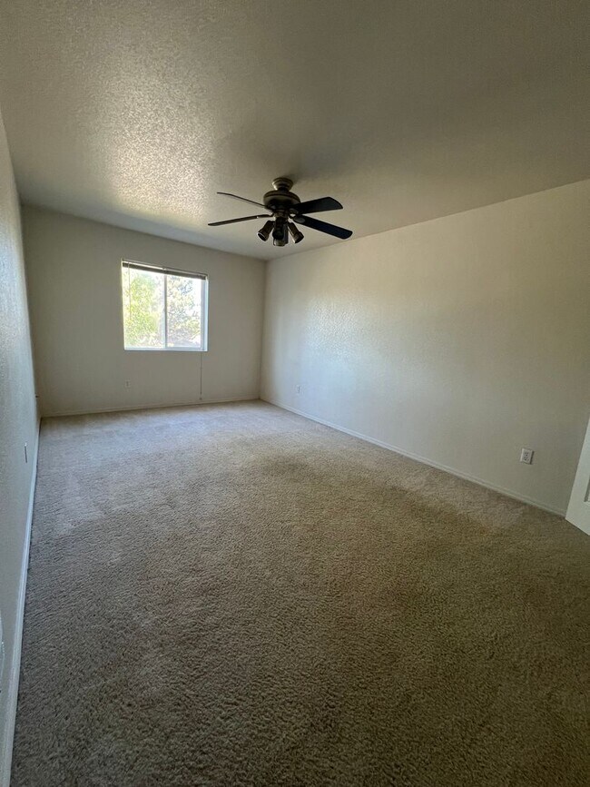 Foto del edificio - 2 Bedroom, 1 Bathroom Apartments - Minutes...
