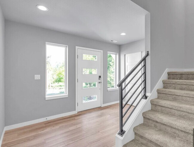 Entry - 9722 Lindsay Pl S