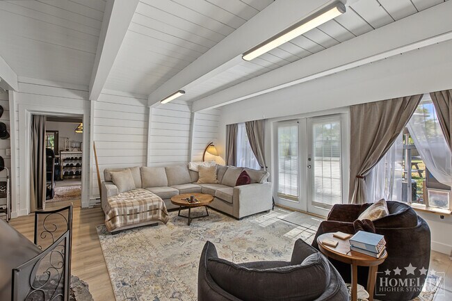 Building Photo - Spacious 3-Bedroom Detached Home in South Surrey — Large 1 acre Lot, Ample Parking & Private Back...