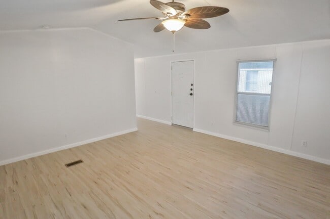 Foto del edificio - Beautifully Renovated 3 Bedroom 2 Bath in ...