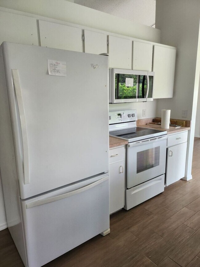 Foto del edificio - UPDATEED 3 BEDROOM 2 CAR GARAGE HOME WITH LARGE BACK YARD!