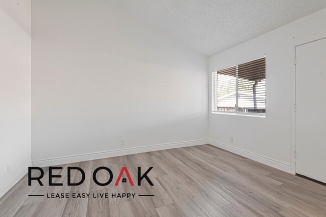 Building Photo - 1542 N Orizaba Ave